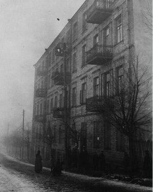 Wilno, zachowana do dzisiaj trzypiętrowa kamienica przy ulicy wylotowej z miasta (Władysława Beli-ny-Prażmowskiego 16), w której mieszkał w dzieciństwie Józef Kmieciński (zbiory prywatne)