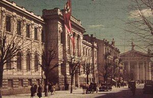 Główna ulica Wilna (Adama Mickiewicza) w okresie okupacji z widoczną na gmachu flagą niemiec-kich nazistów. W kamienicy pod numerem 22 na tej ulicy mieszkała rodzina Kmiecińskich w 1939 r. (zbiory prywatne)