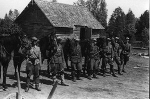 Sekcja zwiadowców ze szwadronu konnego brygady „Łupaszki” w charakterystycznych rogatywkach nawiązanych do przedwojennej tradycji wileńskich pułków kawalerii. Przed przejściem do zwiadu konnego brygady „Juranda w tej formacji służył od listopada 1943 do marca 1944 r. Józef Kmieciński (zbiory T. B.)