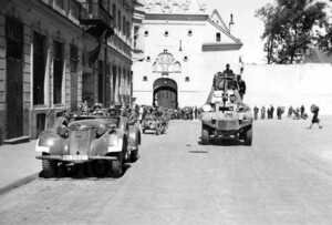 Wilno, ulica Ostrobramska, defilada wojsk niemieckich w czerwcu 1942 r. (na tle Ostrej Bra-my) z okazji „wyzwolenia” miasta od bolszewików. Budynek po lewej stronie obecnie nie istnieje (zbiory prywatne)