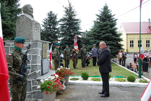 dr Andrzej Drogoń złożył kwiaty pod pomnikiem Wincentego Witosa
