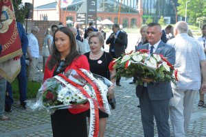 Dr Katarzyna Pawlak-Weiss wicedyrektor Oddziału IPN we Wrocławiu składa wiązankę kwiatów