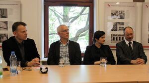 Od lewej: prof. Krzyszotf Ruchniewicz, przedstawiciel wydawnictwa Neisse Verlag Dresden, dr Joanna Hytrek-Hryciuk, prof. Grzegorz Strauchold, prof. Marek Zybura