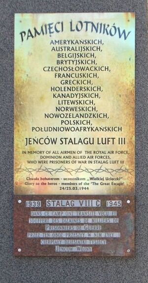 Tablica poświęcona pamięci jeńców Obozu Luft III