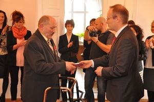 Dr Łukasz Kamiński, prezes IPN wręczył Krzyż Wolności i Solidarności Kazimierzowi Kasprzykowi.