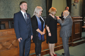 Medale wręcza pan Ryszard Filipowicz - prezes ŚZŻAK Okręg Dolnośląski
