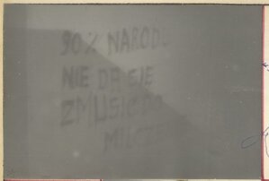 IPN Wr 35/137 k. 7 (czarno-białe zdjęcia) – antykomunistyczne napisy wykonane w dniu 14.02.1982 r. w budynku LO nr XIV we Wrocławiu