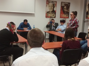Pierwsza debata ćwiczeniowa z udziałem niewidomych. Mówczyni strony Opozycji z SOSW dla Niewidomych i Słabowidzących