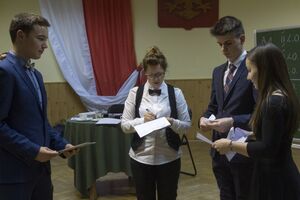 Losowanie stron w debacie o III miejsce. Od lewej: Paweł Linke, Iwona Demczyszak, przedstawiciele drużyn z Kościana i Dzierżoniowa