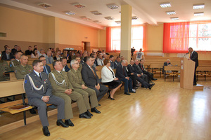 dr Daniel Koreś, dyrektor Archiwum Wojskowego w Oleśnicy wita zaproszonych na jubileusz gości