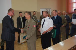 dr Daniel Koreś, dyrektor Archiwum Wojskowego w Oleśnicy przyjmuje gratulacje