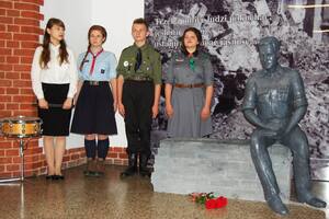 Odsłonięcie rzeźby Krzysztofa Kamila Baczyńskiego w Liceum Ogólnokształcącym nr VII