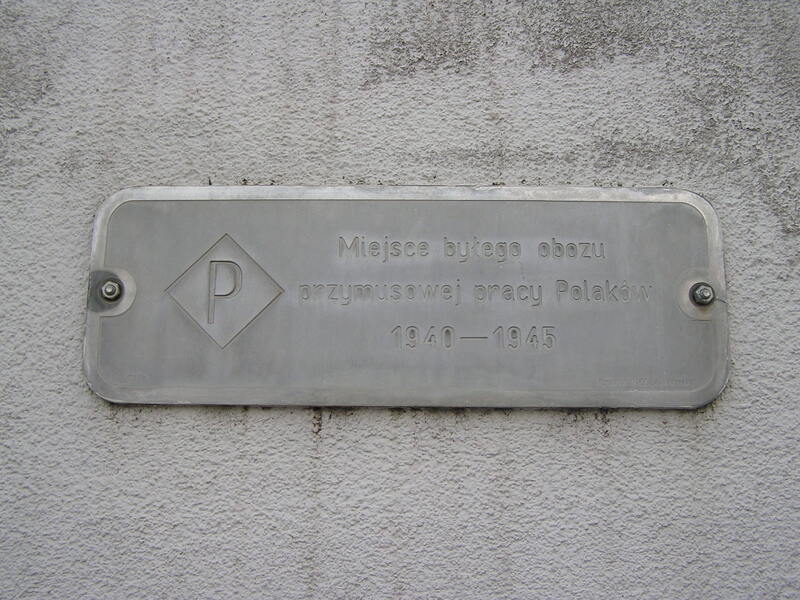 Tabliczka na bramie wjazdowej na teren dawnego zakładu Famo-Werke (po wojnie Dolmel) przy ul. Fabrycznej 10. Fot. Kamilla Jasińska / IPN Wrocław