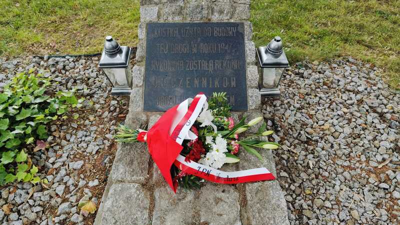 Pomnik przy ul. Bierutowskiej na terenie, gdzie w czasie wojny mieścił się żeński podobóz FAL Breslau-Hundsfeld. Fot. Iwona Wawrzkowicz / IPN Wrocław