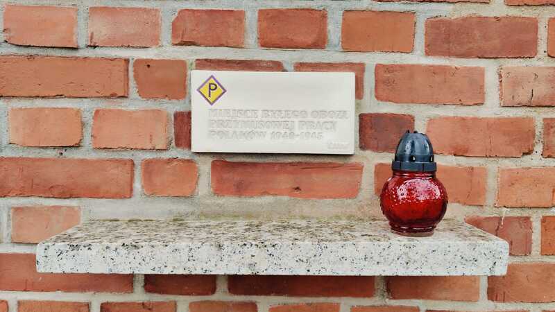 Cegiełka przy ul. Bierutowskiej przy wjeździe na teren, gdzie mieścił się FAL Breslau-Hundsfeld. Fot. Iwona Wawrzkowicz / IPN Wrocław