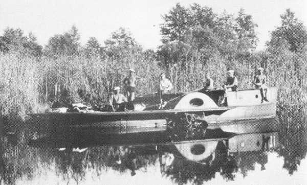 Trałowiec rzeczny typu T-1 należący do Flotylli Pińskiej (Flotylli Rzecznej Marynarki Wojennej), 1935 rok. Fot. domena publiczna