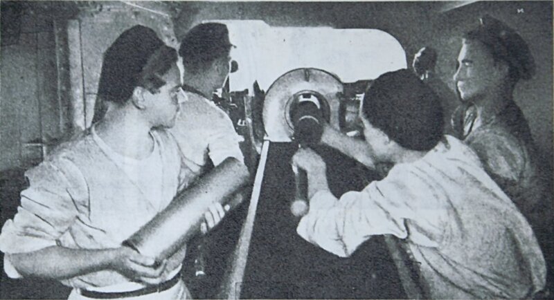 Wnętrze wiezy monotora rzecznego Flotylli Pińskiej – ostre strzelanie podczas ćwiczeń. Fot. domena publiczna