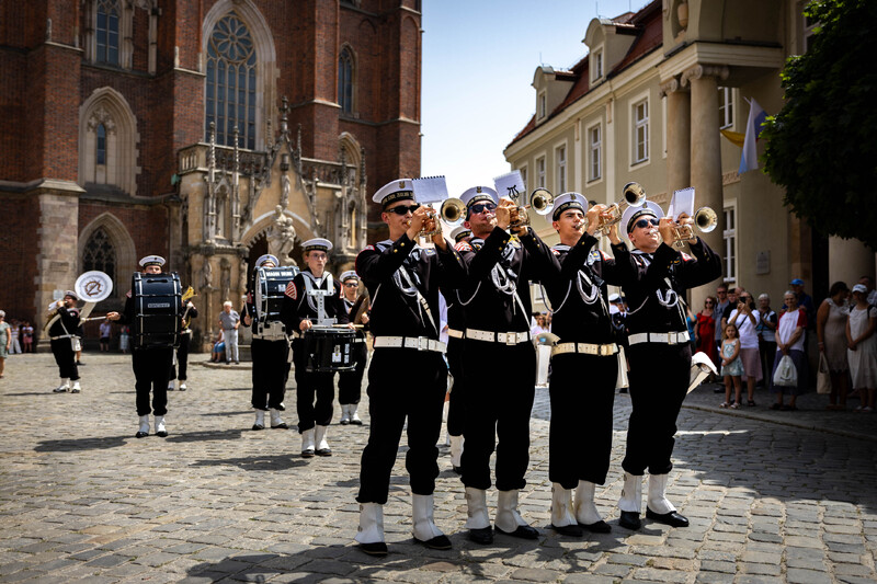Pokaz musztry paradnej na Ostrowie Tumskim. Fot. Agata Ligęcka / IPN Wrocław