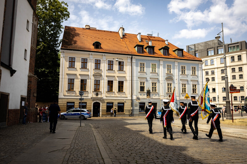 Uroczysty przemarsz ulicami Wrocławia. Fot. Agata Ligęcka / IPN Wrocław