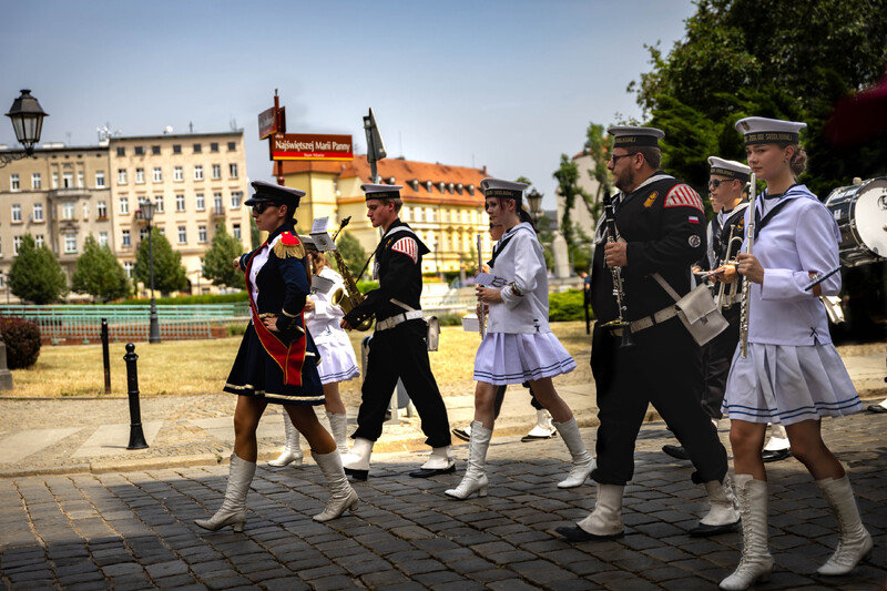 Uroczysty przemarsz ulicami Wrocławia. Fot. Agata Ligęcka / IPN Wrocław