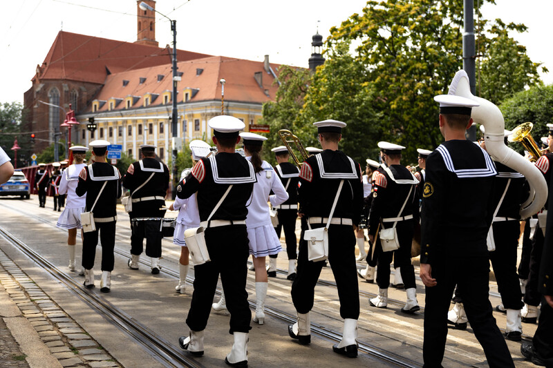 Uroczysty przemarsz ulicami Wrocławia. Fot. Agata Ligęcka / IPN Wrocław