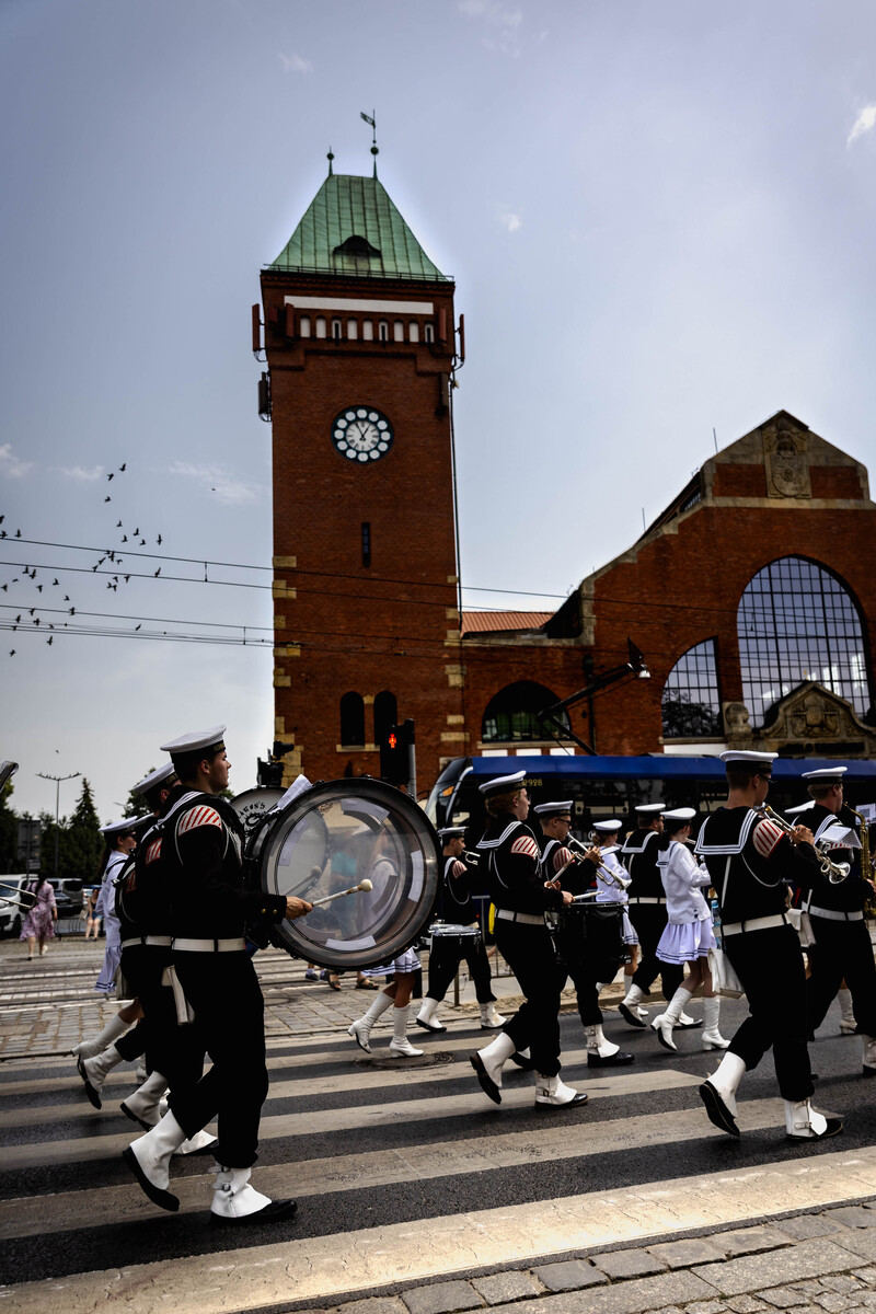 Uroczysty przemarsz ulicami Wrocławia. Fot. Agata Ligęcka / IPN Wrocław