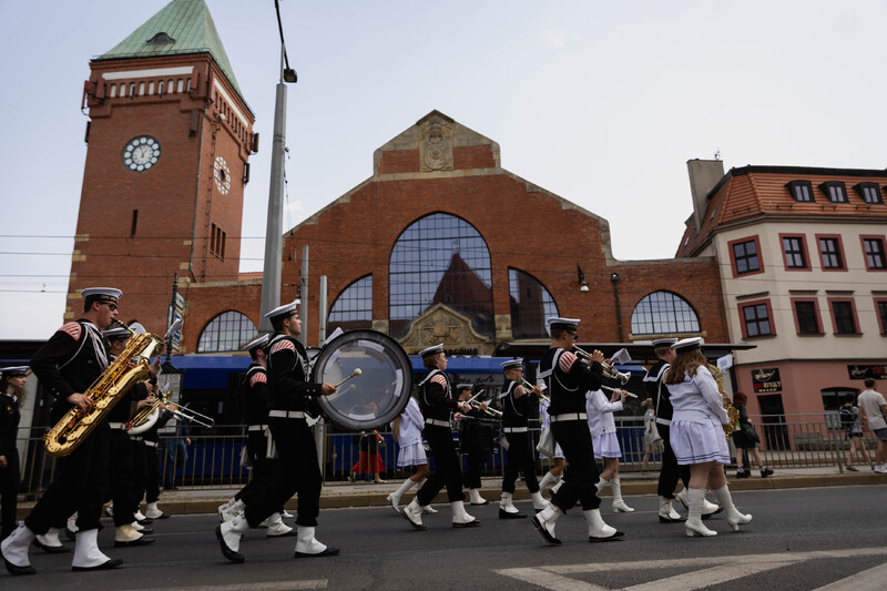 Uroczysty przemarsz ulicami Wrocławia. Fot. Agata Ligęcka / IPN Wrocław