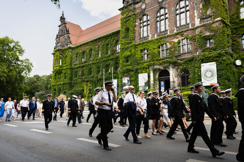 Uroczysty przemarsz ulicami Wrocławia. Fot. Agata Ligęcka / IPN Wrocław