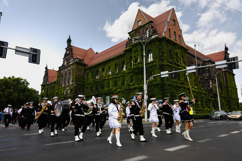 Uroczysty przemarsz ulicami Wrocławia. Fot. Agata Ligęcka / IPN Wrocław