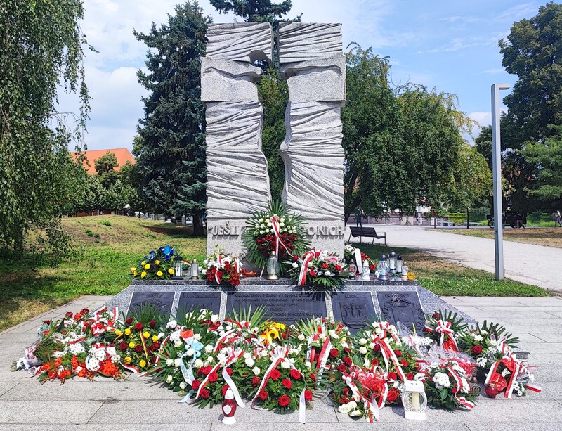 Pomnik-mauzoleum na bulwarze Xawerego Dunikowskiego po uroczystości, która odbyła się 11 lipca 2024 roku o godz. 10.00. Fot. Kamilla Jasińska / IPN Wrocław