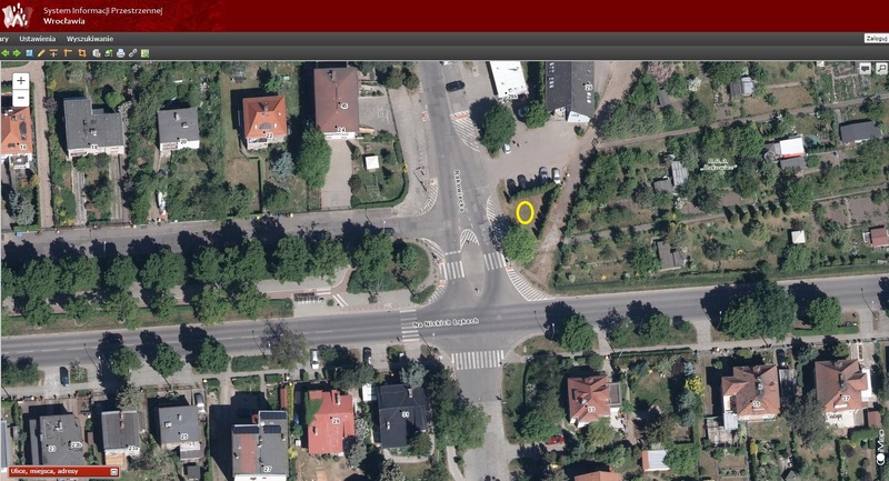 Skrzyżowanie ulic Rakowieckiej i Na Niskich Łąkach. Planowane miejsca ustawienia pomnika oznaczono kolorem żółtym. Fot. SIP Wrocław / oprac. IPN Wrocław