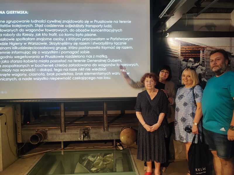 Rodzina Lucyny Gierymskiej, jednej z warszawianek, której wspomnienia zostały przywołane podczas prelekcji. Fot. Iwona Wawrzkowicz / IPN Wrocław