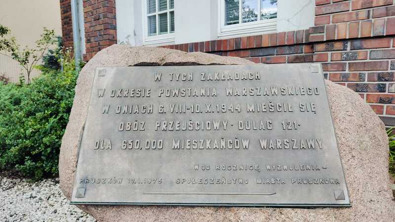 Pomnik przed wejściem do Muzeum Dulag 121 w Pruszkowie. Fot. Iwona Wawrzkowicz / IPN Wrocław