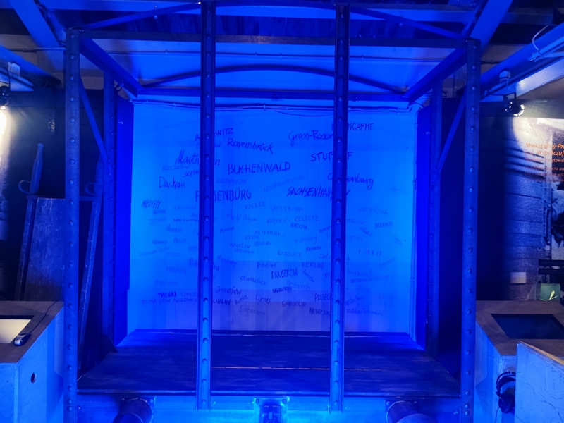 Ściana pamięci w Muzeum Dulag 121 w Pruszkowie. Fot. Kamilla Jasińska / IPN Wrocław