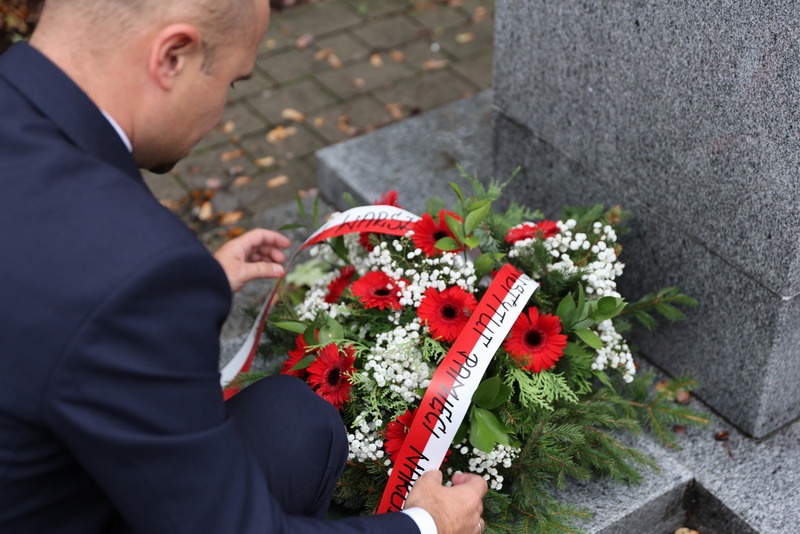 Dzień Pamięci o Cywilnej Ludności Powstańczej Warszawy. Dyrektor dr hab. Kamil Dworaczek złożył kwiaty w dwóch miejscach – Wrocław, 2 października 2024