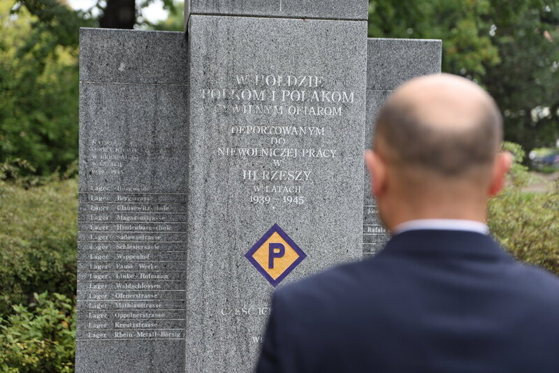 Dzień Pamięci o Cywilnej Ludności Powstańczej Warszawy. Dyrektor dr hab. Kamil Dworaczek złożył kwiaty w dwóch miejscach – Wrocław, 2 października 2024