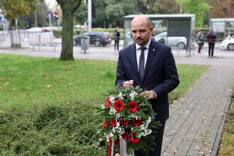 Dzień Pamięci o Cywilnej Ludności Powstańczej Warszawy. Dyrektor dr hab. Kamil Dworaczek złożył kwiaty w dwóch miejscach – Wrocław, 2 października 2024