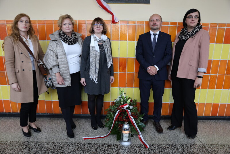 Dzień Pamięci o Cywilnej Ludności Powstańczej Warszawy. Dyrektor dr hab. Kamil Dworaczek złożył kwiaty w dwóch miejscach – Wrocław, 2 października 2024