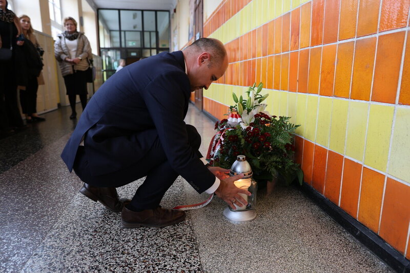 Dzień Pamięci o Cywilnej Ludności Powstańczej Warszawy. Dyrektor dr hab. Kamil Dworaczek złożył kwiaty w dwóch miejscach – Wrocław, 2 października 2024