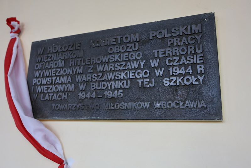 Dzień Pamięci o Cywilnej Ludności Powstańczej Warszawy. Dyrektor dr hab. Kamil Dworaczek złożył kwiaty w dwóch miejscach – Wrocław, 2 października 2024