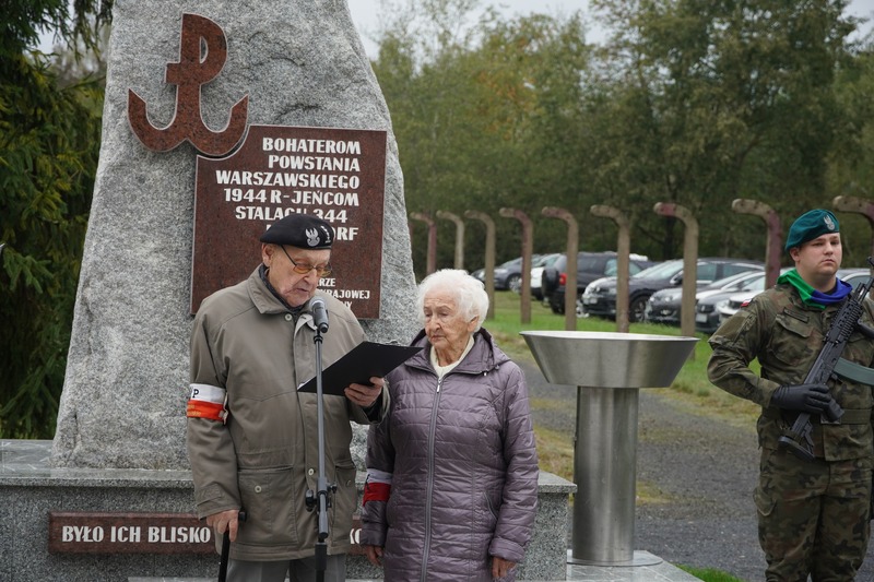 Łambinowice, uroczystość przy pomniku 6.10.2024, przemawiaj Stanisław Wołczaski, obok Helena Kamerska, fot. Denis Olejak / IPN Opole