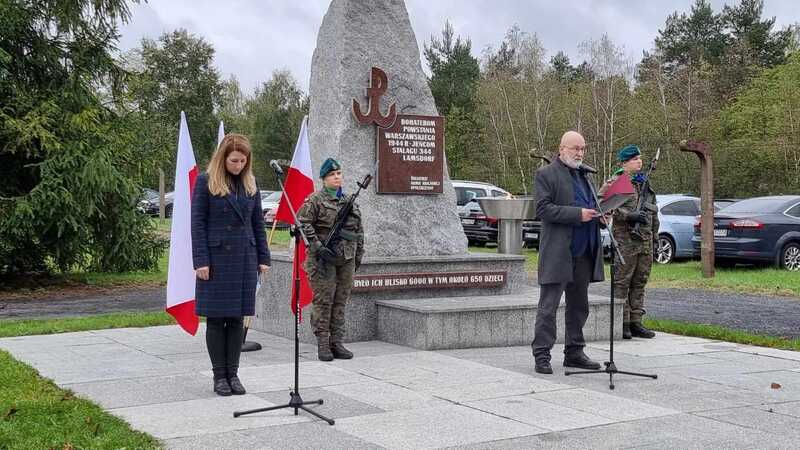 Łambinowice, uroczystość przy pomniku, 6.10.2024, list od minister kultury i dziedzictwa narodowego odczytuje Piotr Rybson, fot. Iwona Wawrzkowicz / IPN Wrocław