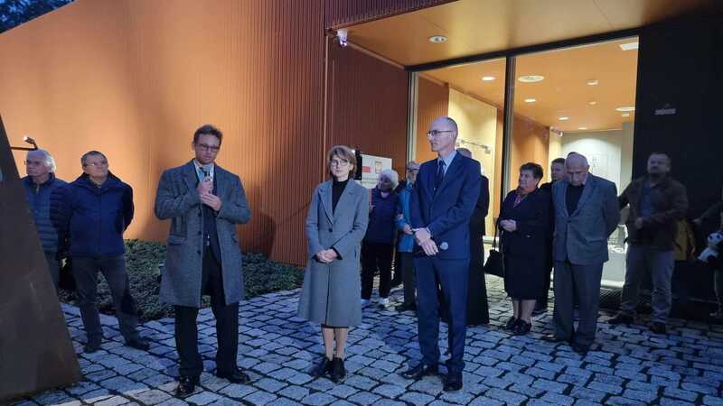 Otwarcie wystawy w CMJW w Łambinowicach, 6.10.2024, przemawia Krzysztof Kosior, obok dr Wioletta Rezler-Wasilewska, dr Piotr Stanek, fot. Iwona Wawrzkowicz / IPN Wrocław