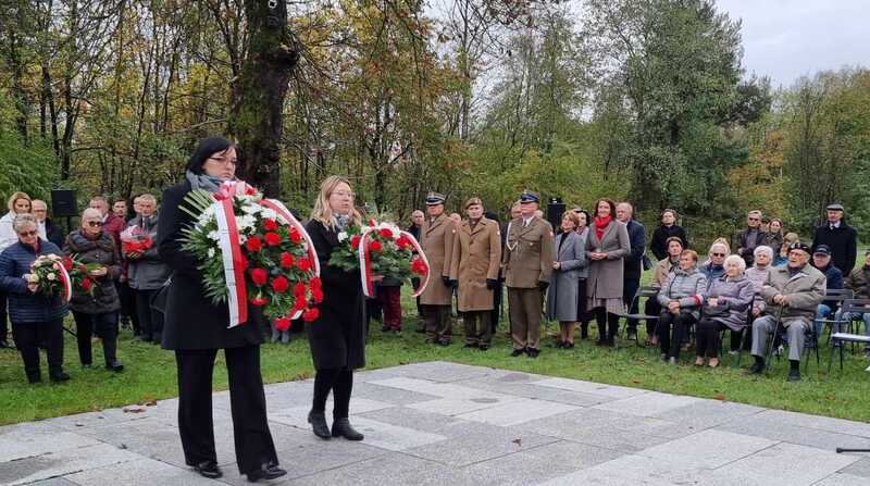 Łambinowice, uroczystość przy pomniku 6.10.2024, fot. Iwona Wawrzkowicz / IPN Wrocław