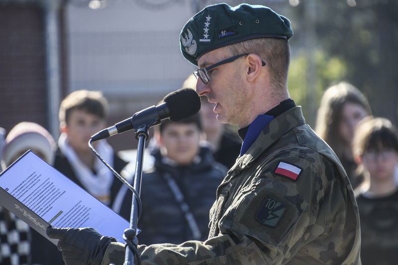 Uroczystość przy pomniku. Dowódca uroczystości kpt. Arkadiusz Paciejewski. Fot. Łukasz Urbaniak / 10WBŁ