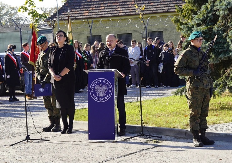 Uroczystość przy pomniku. Przemawia dr hab. Kamil Dworaczek, dyrektor IPN we Wrocławiu. Fot. Agata Combik / FOTO Gość
