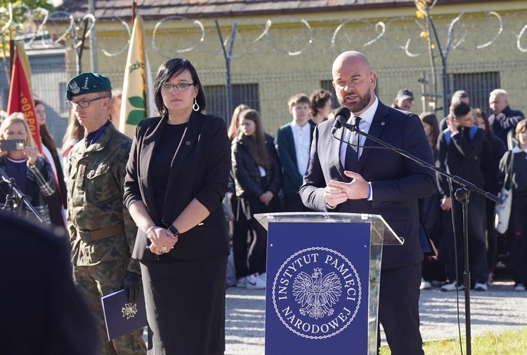 Uroczystość przy pomniku. Przemawia Jacek Sutryk, prezydent Wrocławia. Fot. Agata Combik / FOTO Gość