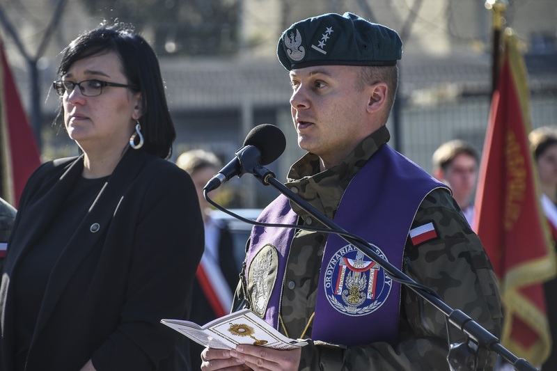 Uroczystość przy pomniku. Modlitwa za zmarłych przewodniczy ks. por. Tomasz Miencicki. Fot. Łukasz Urbaniak / 10WBŁ