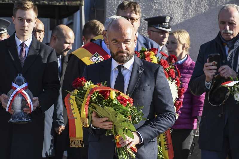 Uroczystość przy pomniku. Kwiaty składa Jacek Sutryk, prezydent Wrocławia. Fot. Łukasz Urbaniak / 10WBŁ