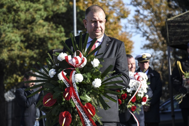 Uroczystość przy pomniku. Kwiaty składa Damian Mrozek, wiceprzewodniczący Sejmiku Województwa Dolnośląskiego. Fot. Łukasz Urbaniak / 10WBŁ